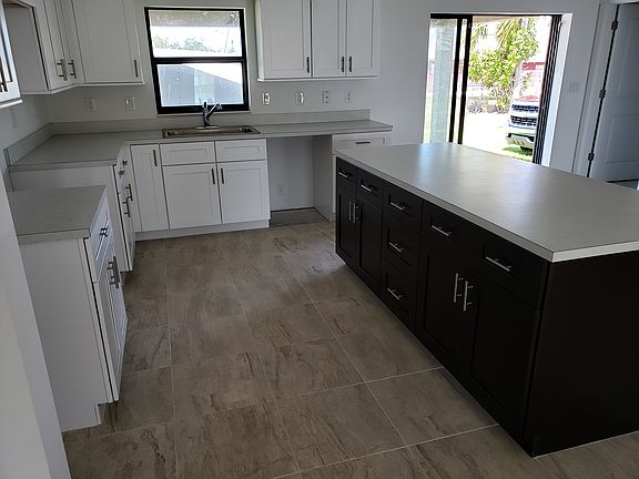 5th image of 2118 NE 7th Ave