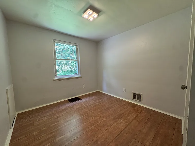 320 Dorothy Dr — Photo 3
