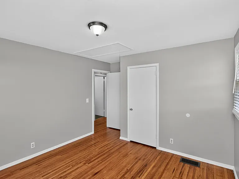 261 Eisenhower Dr — Photo 22