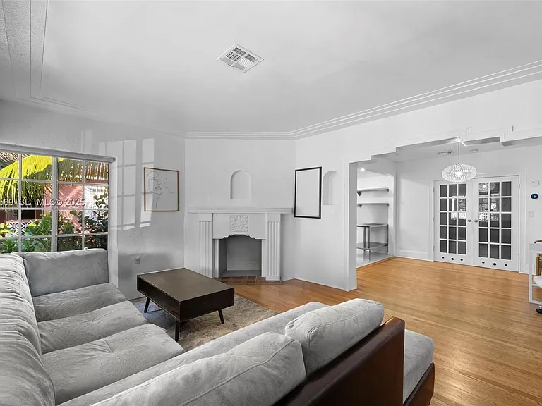 555 NE 73rd St — Photo 3