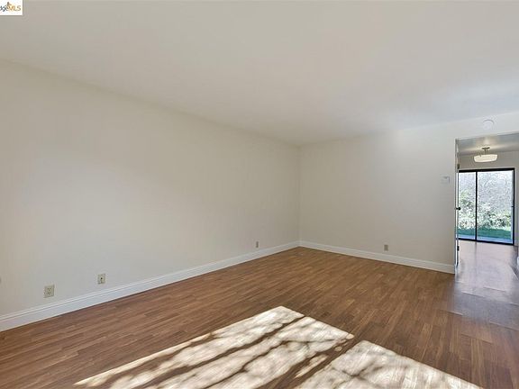 3rd image of 405 Del Valle Cir