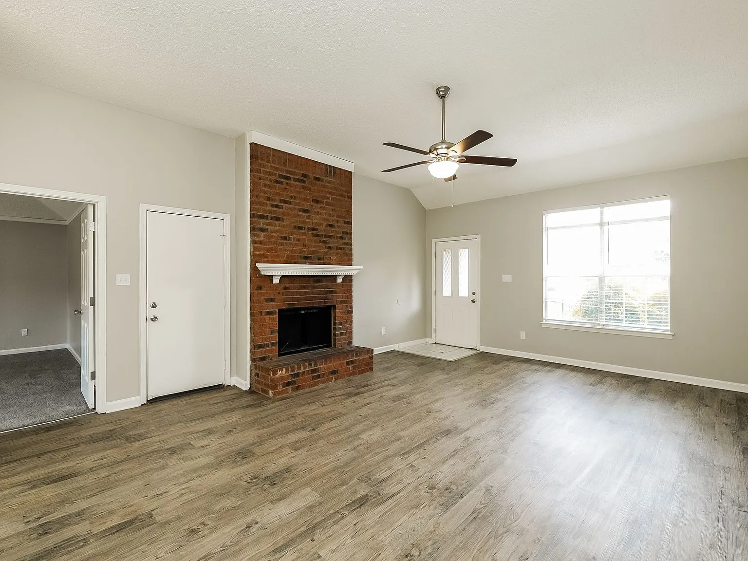 3 bed, 2.0 bath, 1295 sqft, $1,725 — Photo 4