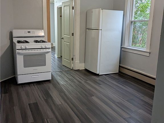 3rd image of 946 Beaver Rd