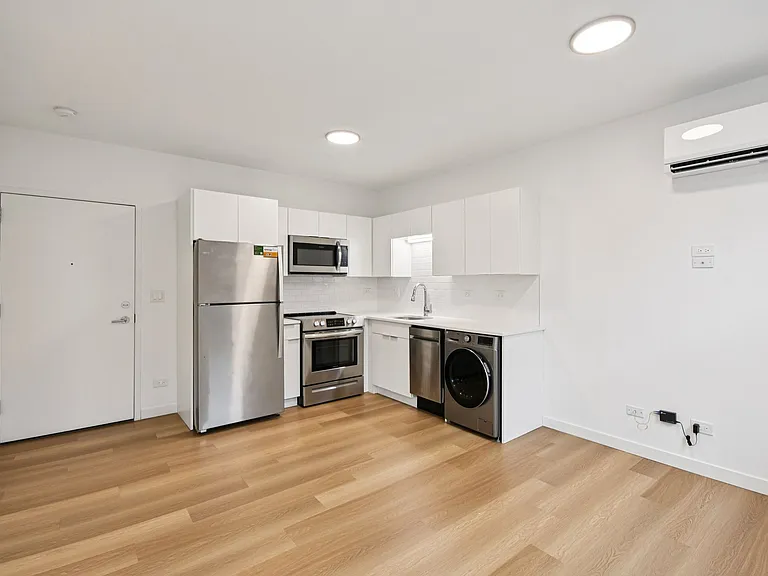 1650 W. Roscoe St. — Photo 17