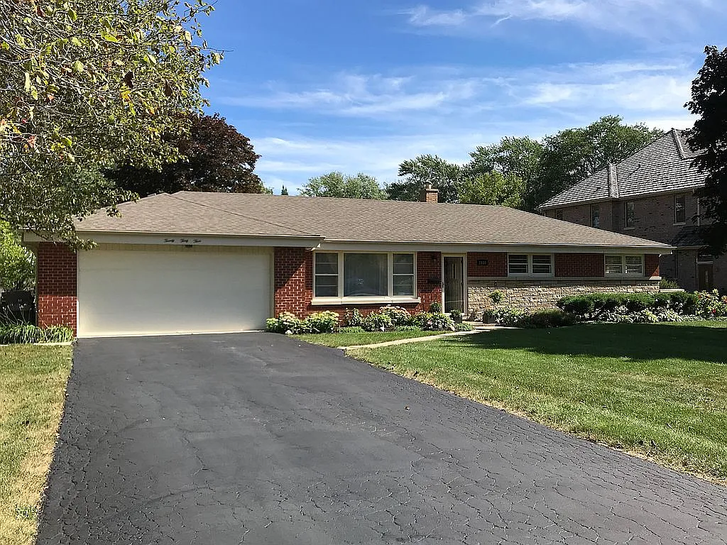 2033 Walnut Cir photo 1