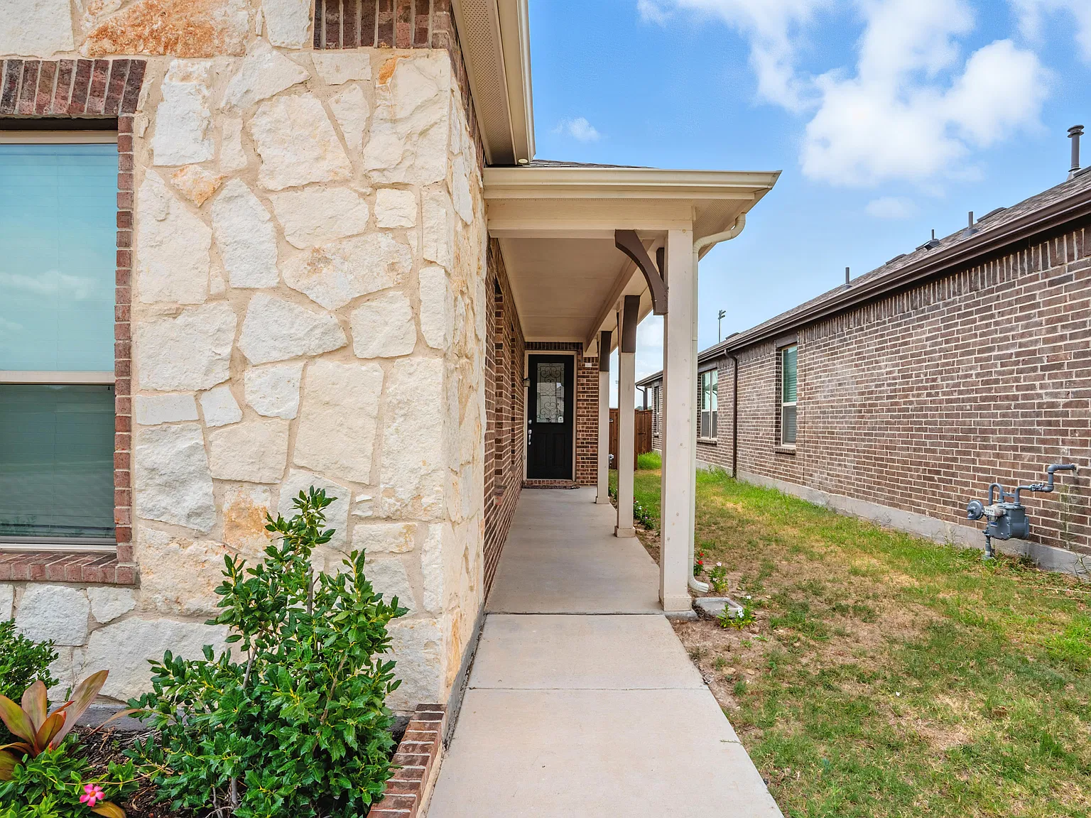 4 bed, 2025 sqft, $2,600 — Photo 2