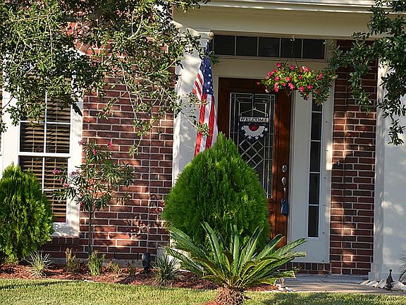 ...lovely landscaping adorns this home -- both front and back