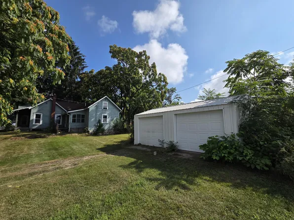 126 N 2nd St, Edmore, MI 48829