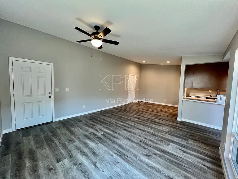 2204 Dijon St — Photo 4