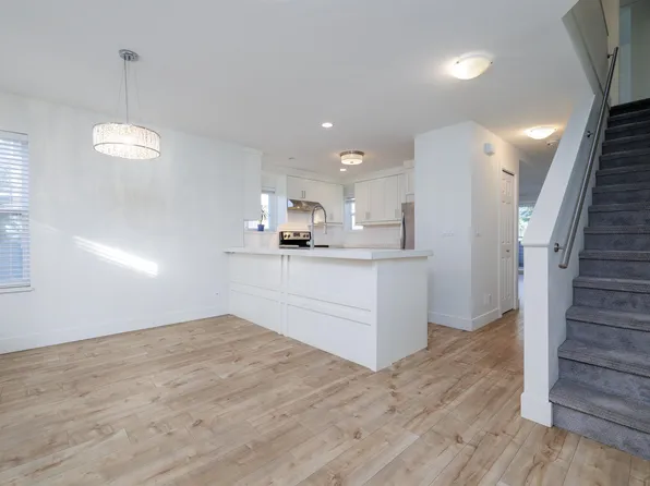 140 Shoreline Cir, Pt Moody, BC V3H 5B3