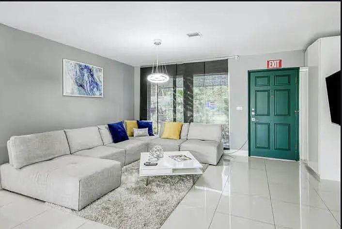 3 bed, 2.0 bath, 1514 sqft, $4,200 — Photo 2