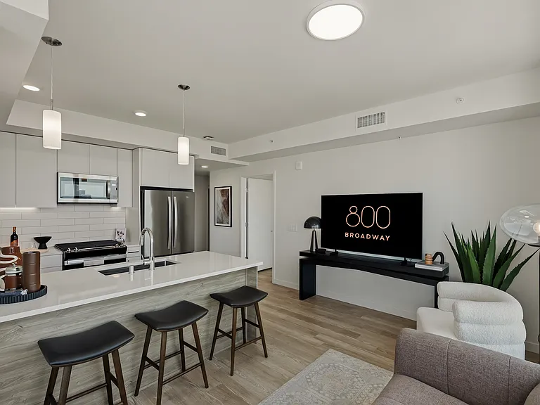 800 Broadway — Photo 3