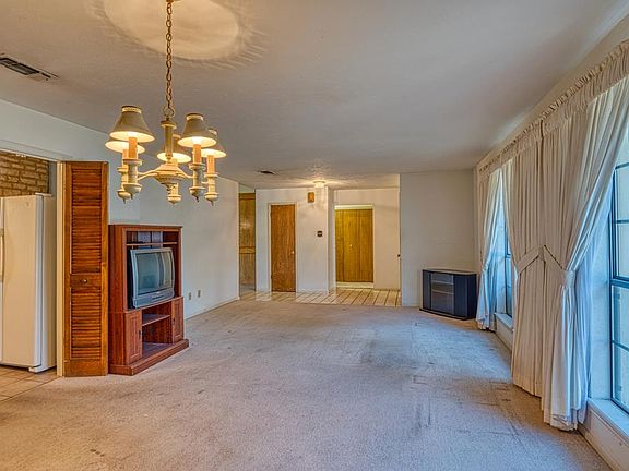 4th image of 2108 Trail Wood Cir