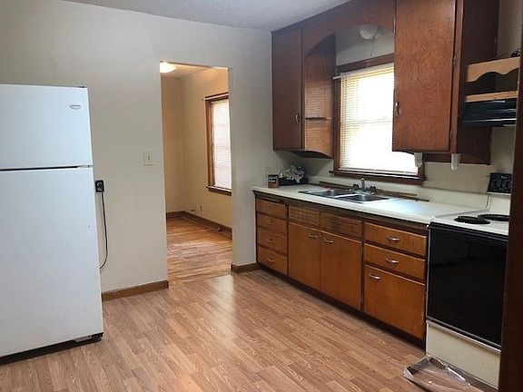 3rd image of 111 E 30th St
