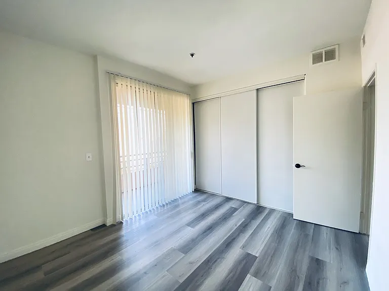 1220 N Las Palmas Ave — Photo 8