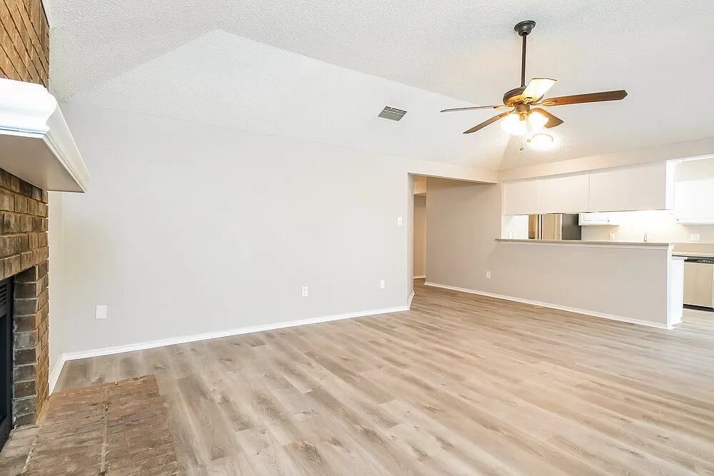 3 bed, 2.0 bath, 1476 sqft, $2,260 — Photo 4