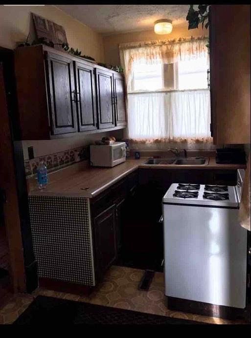 2nd image of 919 3rd St
