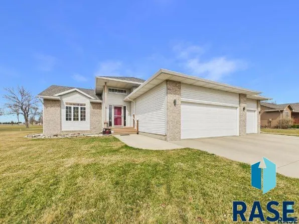 606 Par Tee Dr, Hartford, SD 57033