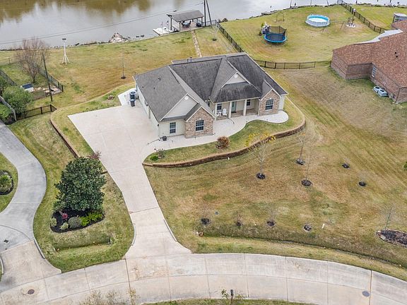 4th image of 825 S Country Club Dr