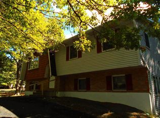 1374 Valley View Dr, Bushkill, PA 18324