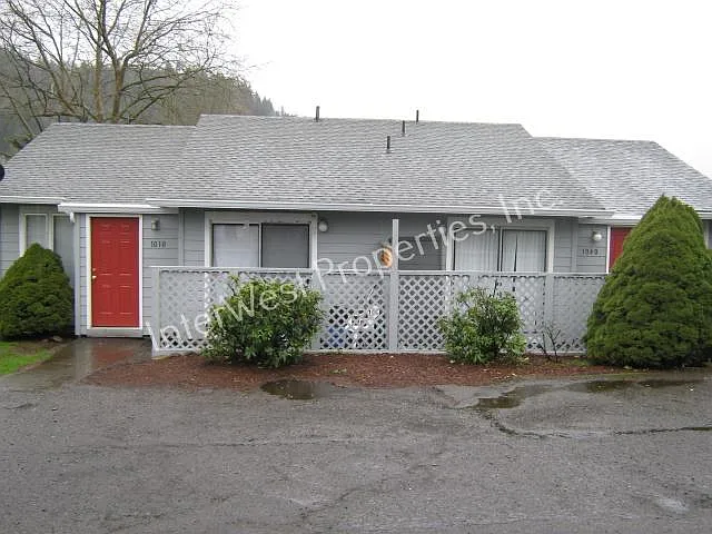 1040 W Powell Blvd — Photo 1