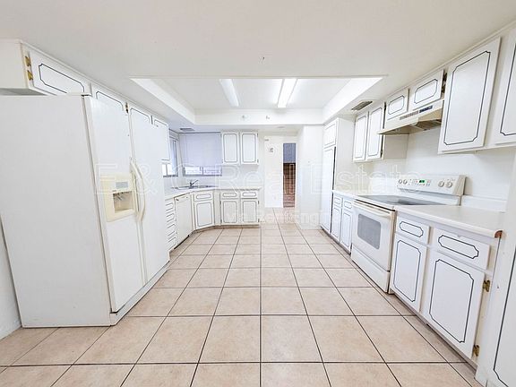 4th image of 1349 E Donner Dr