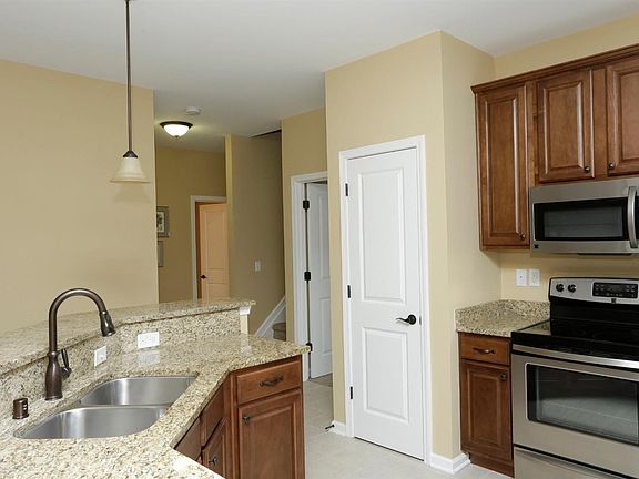 5th image of 143 Sugartree Ln