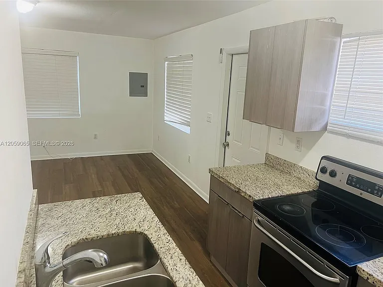 529 SW 3rd St #3 — Photo 3