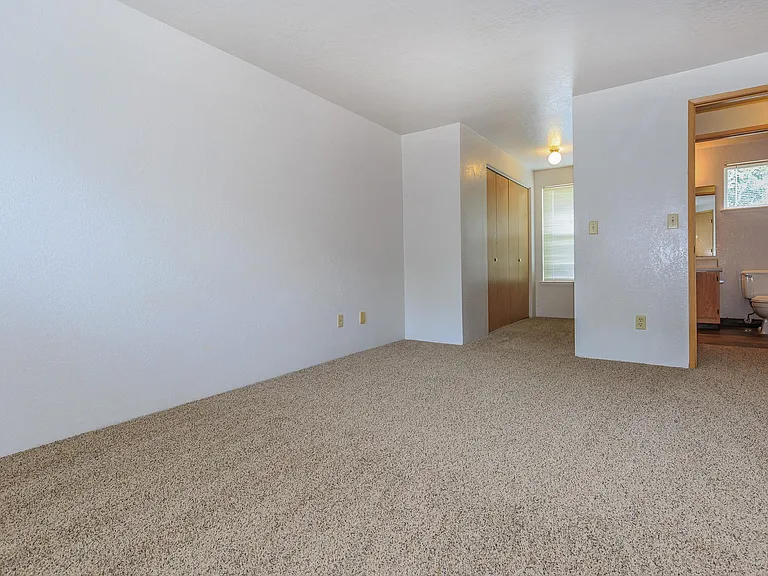 Emerald Court — Photo 5