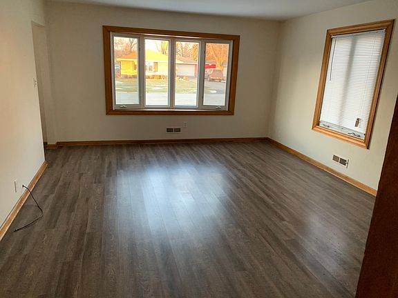 3rd image of 625 E 161st Pl