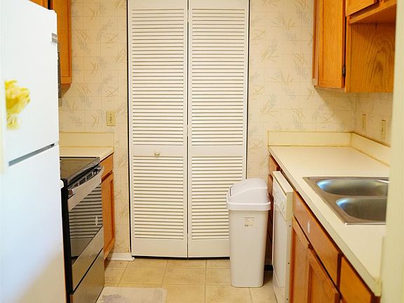 4th image of 229 Windsor Point Rd APT 5B