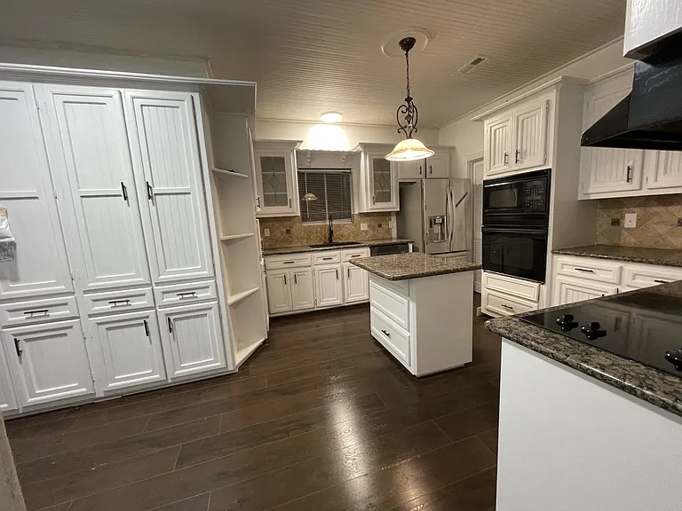 6511 Castle Lane Dr — Photo 3