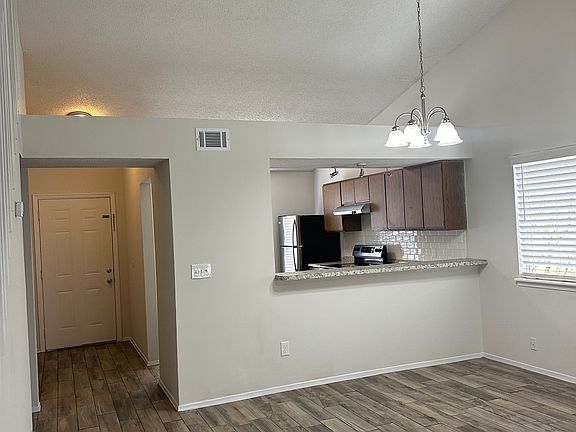 4th image of 1002 Snug Harbor Ct
