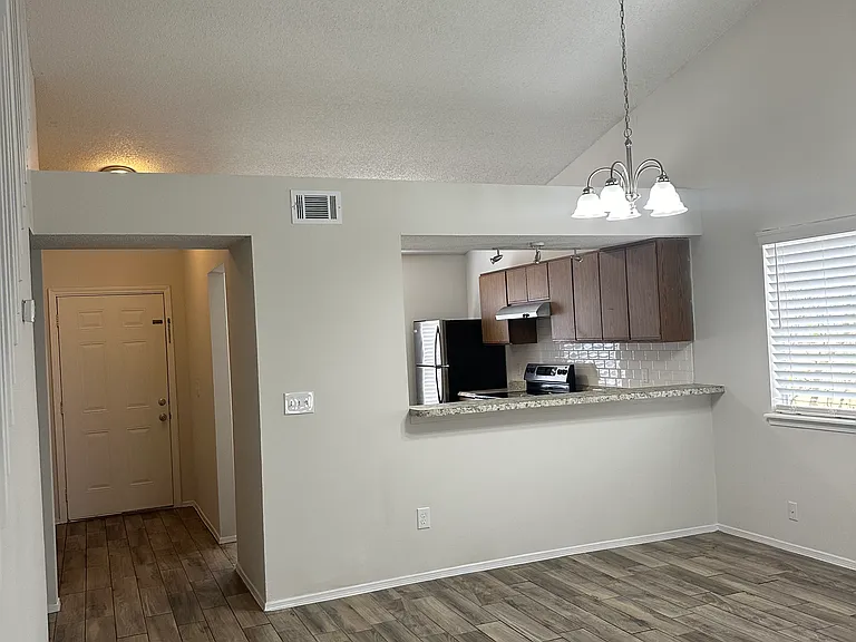 1002 Snug Harbor Ct — Photo 4