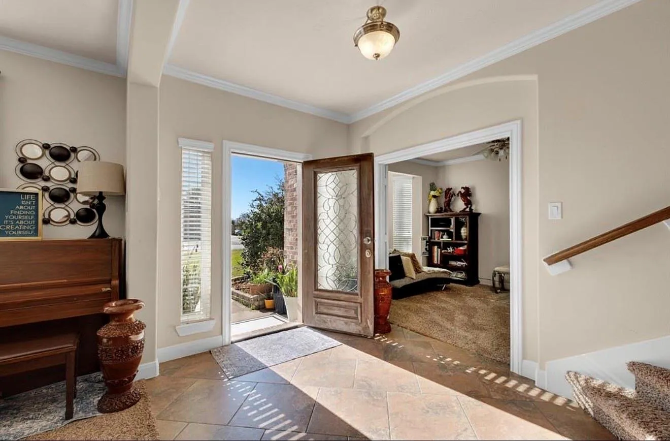 4 bed, 4.5 bath, 3988 sqft, $3,800 — Photo 4