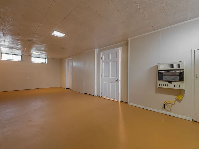 18214 Lewis Dr — Photo 29