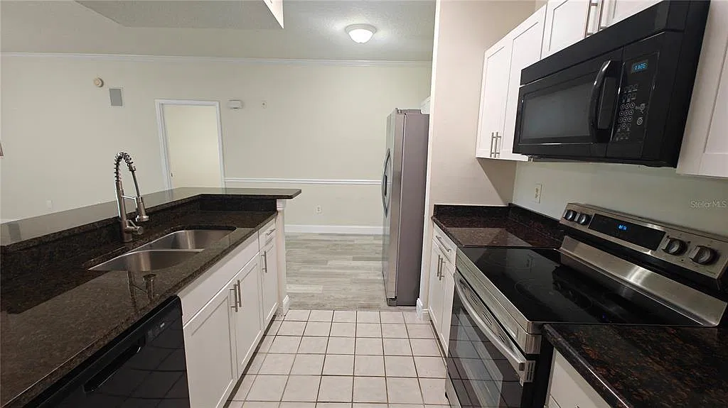 3 bed, 2.0 bath, 1346 sqft, $2,099 — Photo 3