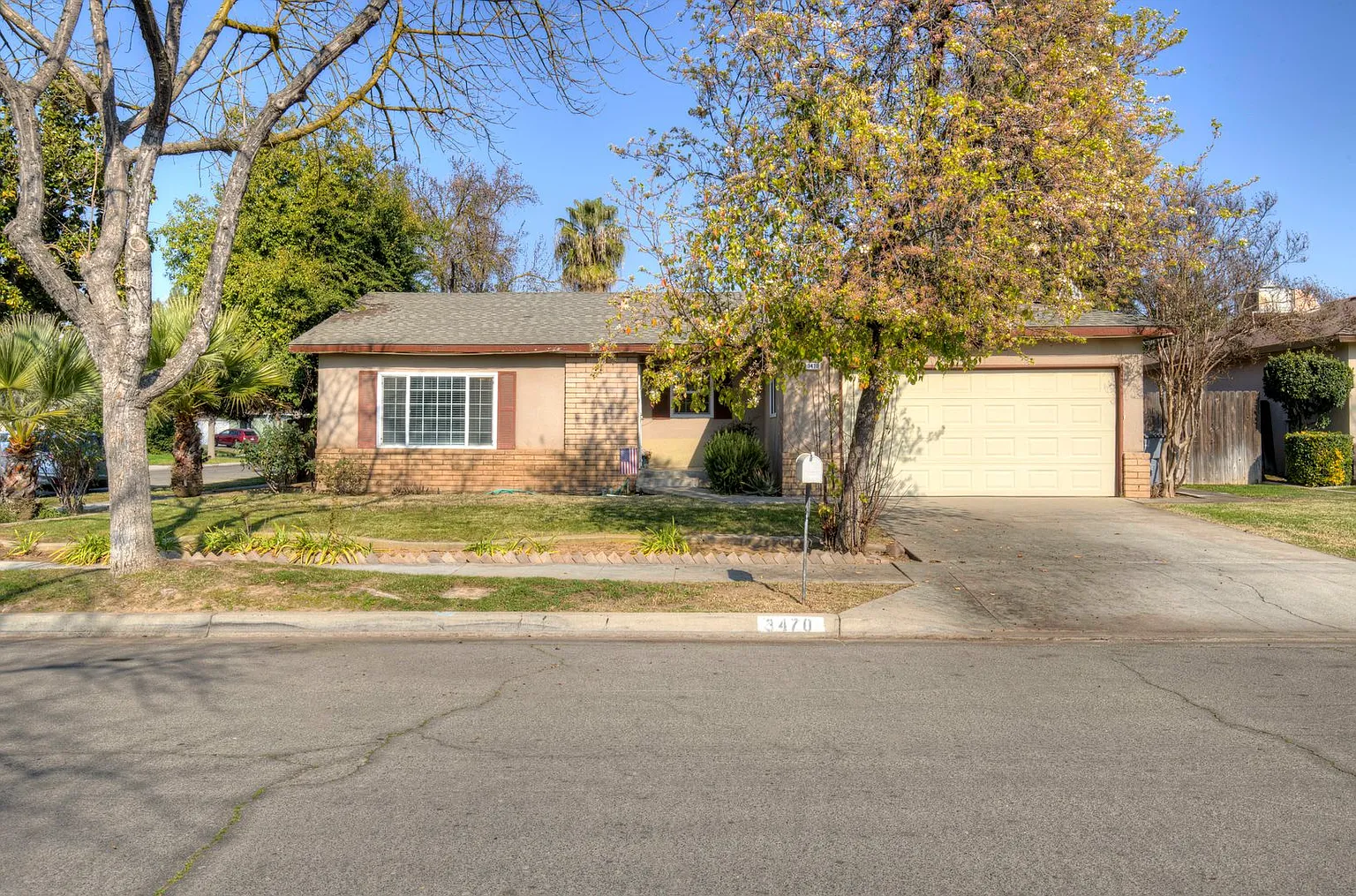 3470 W Roberts Ave photo 1