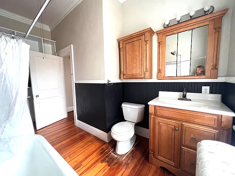 Shared bathroom for the two guest bedrooms