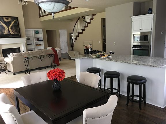 eat in, bright open kitchen