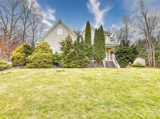 27 Shadowood Dr, Hopewell Junction, NY 12533