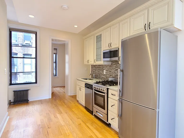 411 E 6th St #5B — Photo 2