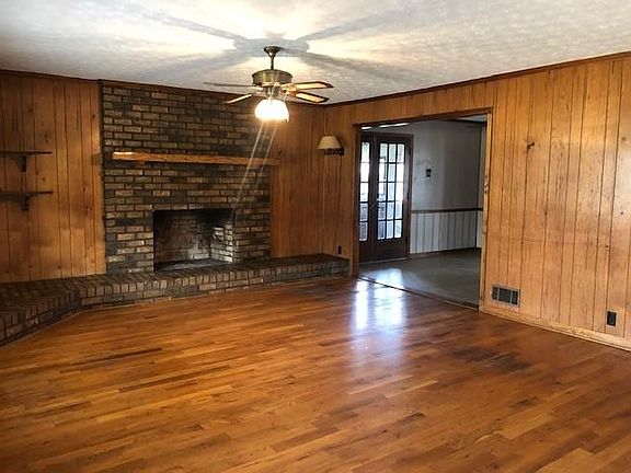 Living area / fireplace