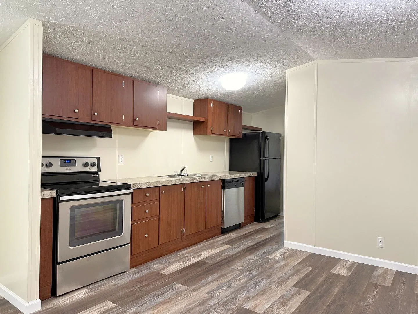 3 bed, 2.0 bath, 1064 sqft, $1,695 — Photo 2
