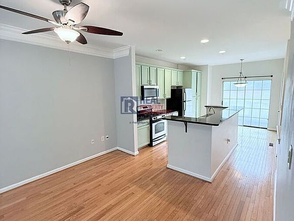 3rd image of 1055 Park Row N