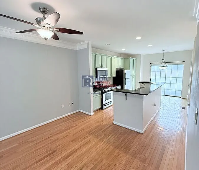 1055 Park Row N — Photo 3