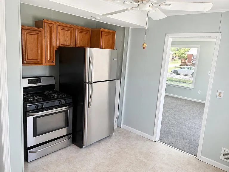 24335 Cottage Ln — Photo 6