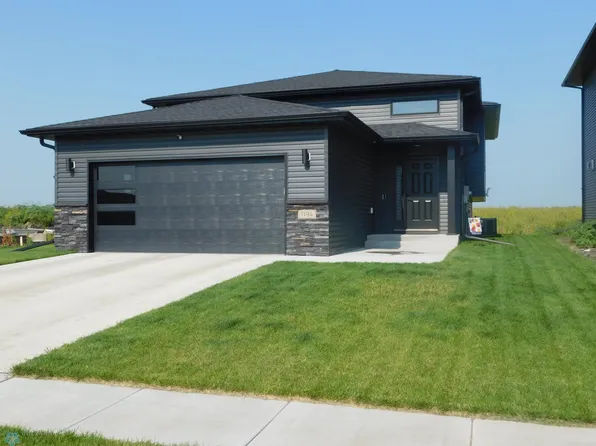 1194 Jill Dr W, West Fargo, ND 58078
