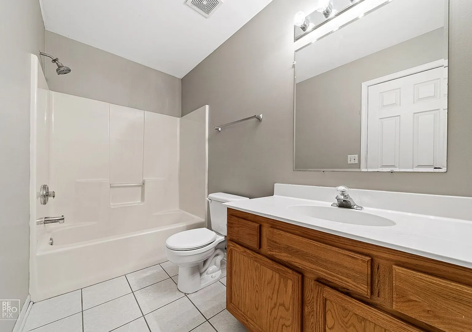 End Unit Three Bedroom Two and a Half Bath in North Naperville — Photo 4