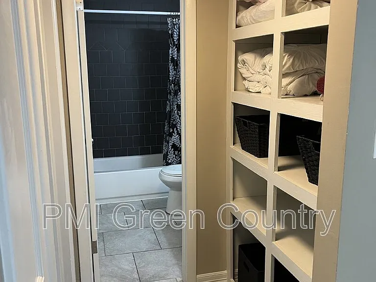 1313 E 48th St #4 — Photo 10